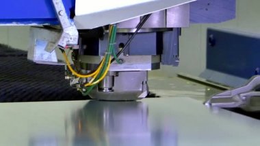 Endüstriyel Cnc makine üzerinde metal yaprak delik figürlü kesme damgalama.