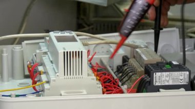 Fabrika Mikrodenetleyici denetim öğesi kişiler gerilim göstergesini denetleyin.