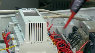 Eller işçinin fabrika elektronikte kişiler gerilim göstergesini denetleyin.