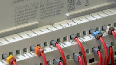 Fabrika Mikrodenetleyici denetim öğesi kişiler gerilim göstergesini denetleyin.