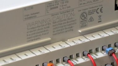 Fabrika Mikrodenetleyici denetim öğesi kişiler gerilim göstergesini denetleyin.