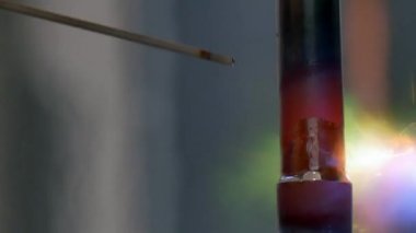 Fabrikada metal kaynaklama.