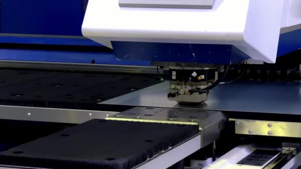 Řezání otvorů perforace lisování plechů na průmyslové Cnc stroj. — Stock video