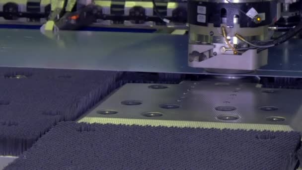 Corte de agujeros de perforación estampado de chapas de metal en la máquina CNC industrial . — Vídeo de stock