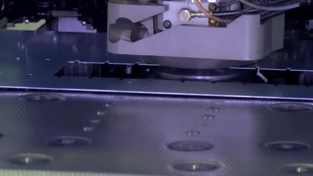 Skär hål perforering stämpling av plåt på industriella CNC-maskin. — Stockvideo