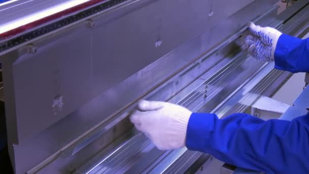 Doblado del perfil de aluminio en la máquina industrial en fábrica . — Vídeos de Stock