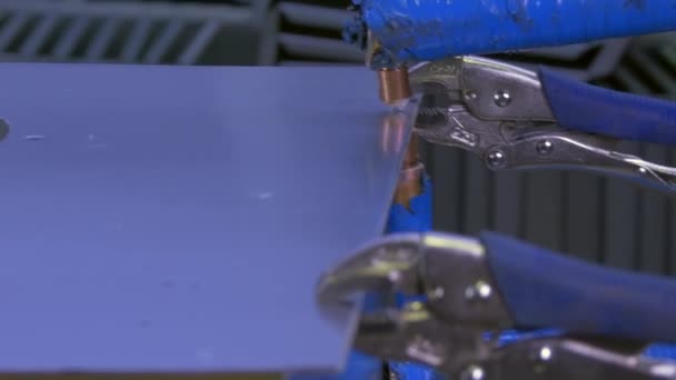 Metal elektrische lassen in slowmotion fabriek. — Stockvideo