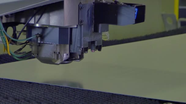 Tänkte skära hål stansning av plåt på industriella CNC-maskin. — Stockvideo