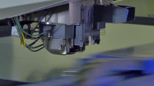 Tänkte skära hål stansning av plåt på industriella CNC-maskin. — Stockvideo