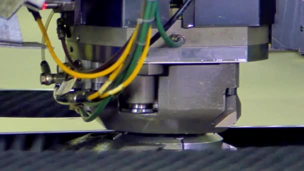 Tänkte skära hål stansning av plåt på industriella CNC-maskin. — Stockvideo