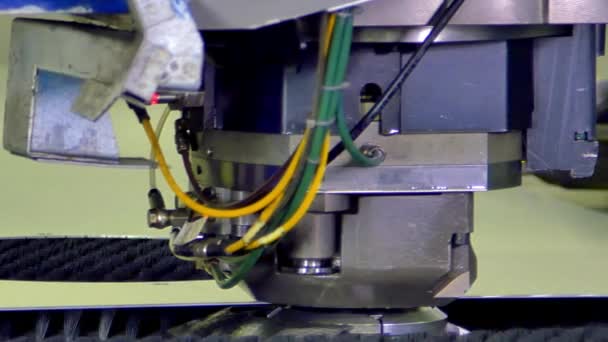 Tvarové řezání otvorů lisování plechů na průmyslové Cnc stroj. — Stock video