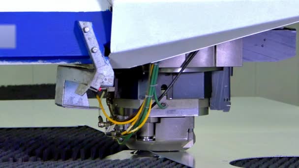 工业数控机床用金属薄板冲压加工. — 图库视频影像