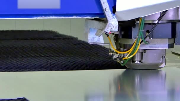 Tänkte skära hål stansning av plåt på industriella CNC-maskin. — Stockvideo