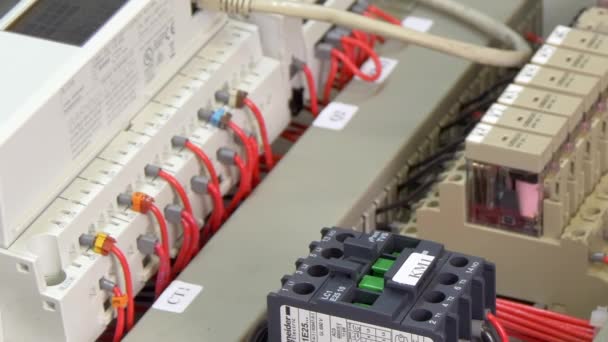 Compruebe el indicador de voltaje de contactos del elemento de control del microcontrolador en fábrica . — Vídeos de Stock