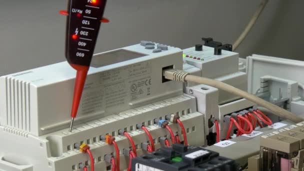 Ręce pracownika Sprawdź wskaźnik napięcia kontaktów w elektronice w fabryce. — Wideo stockowe