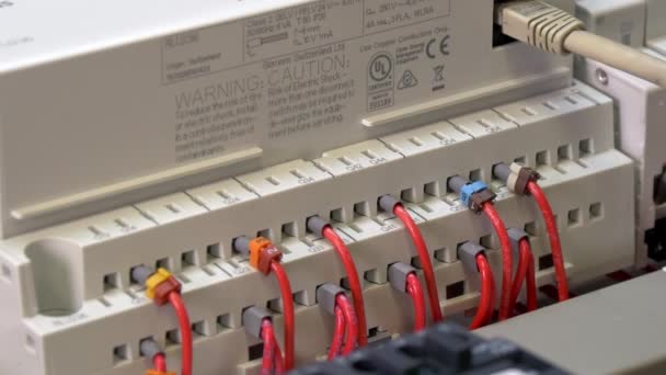 Kontrola mikrokontrolér ovládací prvek kontakty napětí indikátoru v továrně. — Stock video