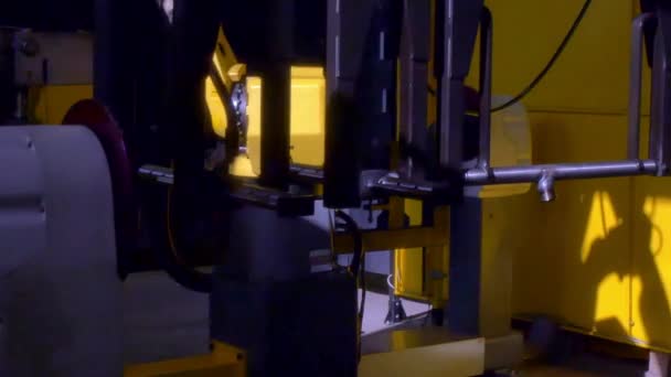Soldadura de argón láser de hierro metálico en la máquina CNC industrial en fábrica . — Vídeos de Stock