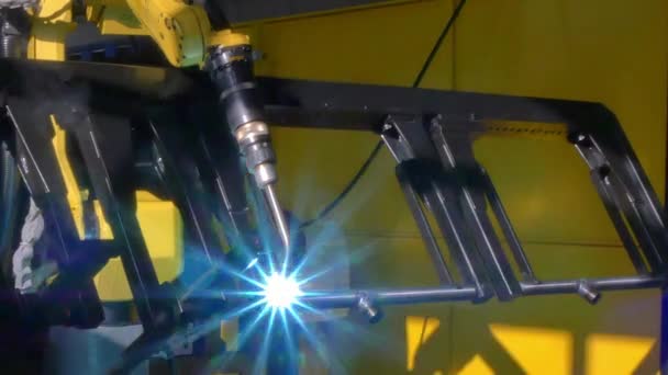 Metall-Eisen-Laser-Argon-Schweißen auf industrieller CNC-Maschine in der Fabrik. — Stockvideo