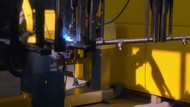 Μεταλλικό σίδηρο argon laser συγκόλλησης σε βιομηχανική Cnc μηχανή στο εργοστάσιο. — Αρχείο Βίντεο