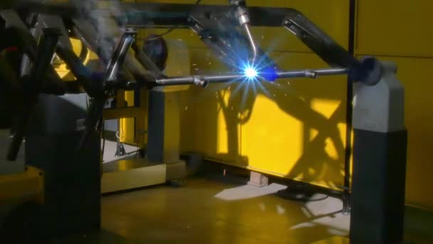 Saldatura ad argon laser in ferro metallico su macchina CNC industriale in fabbrica . — Video Stock