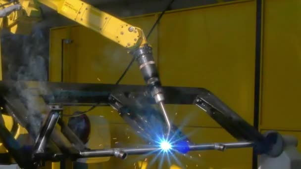 Metaal ijzeren laser argon lassen op industriële Cnc machine in fabriek. — Stockvideo