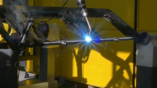 Metall järn laser argon svetsning på industriella Cnc maskinen i fabriken. — Stockvideo