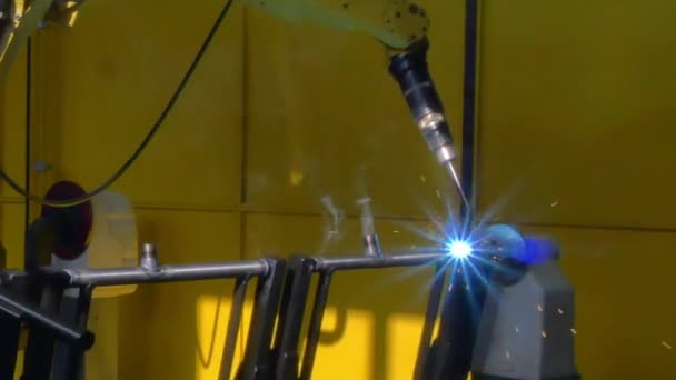 Demir lazer argon fabrikasında endüstriyel Cnc makine üzerinde kaynak metal. — Stok video