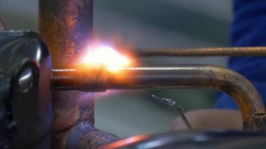 Fabrikada kaynak metal demir.
