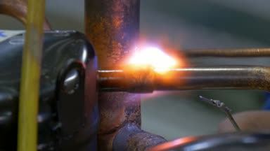 Fabrikada kaynak metal demir.