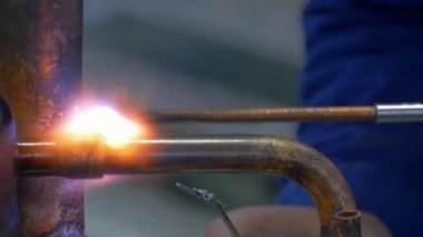 Fabrikada kaynak metal demir.