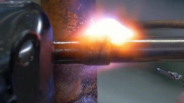 Fabrikada kaynak metal demir.