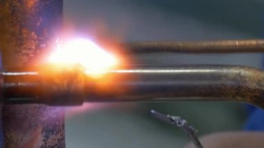 Fabrikada kaynak metal demir.