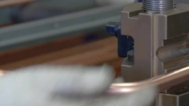 Fabrikada endüstriyel makine üzerinde metal tüplerin bükme.