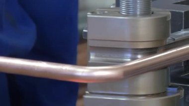 Fabrikada endüstriyel makine üzerinde metal tüplerin bükme.