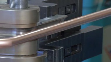 Fabrikada endüstriyel makine üzerinde metal tüplerin bükme.