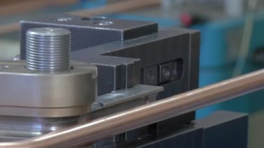 Fabrikada endüstriyel makine üzerinde metal tüplerin bükme.