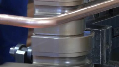 Fabrikada endüstriyel makine üzerinde metal tüplerin bükme.