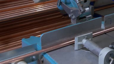 Endüstriyel Cnc makine üzerinde kesme metal bakır borular.