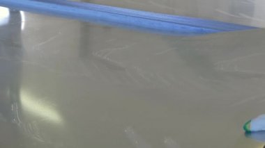 Kesme delikleri endüstriyel Cnc makine üzerinde metal yaprak.