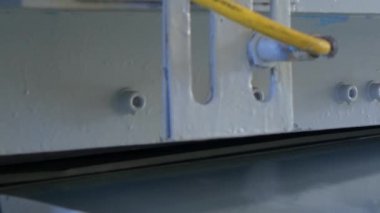 Kesme delikleri endüstriyel Cnc makine üzerinde metal yaprak.