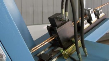 Fabrikada endüstriyel makine üzerinde metal bakır boru bükme.