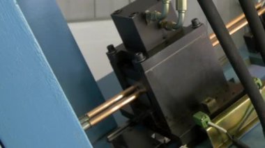 Fabrikada endüstriyel makine üzerinde metal bakır boru bükme.