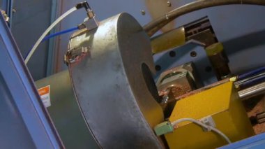 Metal bakır borular tüpler endüstriyel makinede kesme ve bükme.