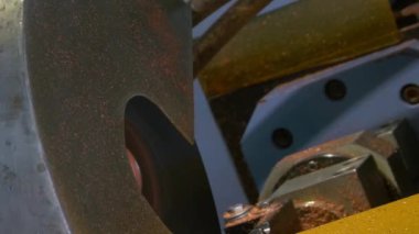 Metal bakır borular tüpler endüstriyel makinede kesme ve bükme.