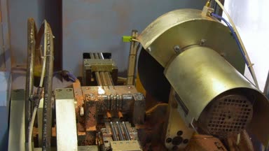 Metal bakır borular tüpler endüstriyel makinede kesme ve bükme.