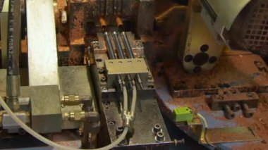 Metal bakır borular tüpler endüstriyel makinede kesme ve bükme.