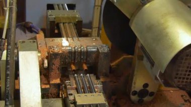 Metal bakır borular tüpler endüstriyel makinede kesme ve bükme.