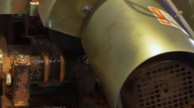 Metal bakır borular tüpler endüstriyel makinede kesme ve bükme.