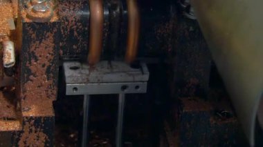 Metal bakır borular tüpler endüstriyel makinede kesme ve bükme.
