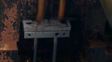 Metal bakır borular tüpler endüstriyel makinede kesme ve bükme.